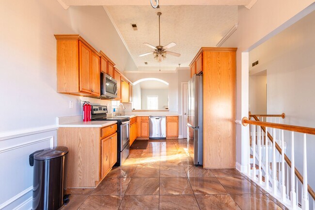 Building Photo - Spacious 4 Bedroom, 3 Bathroom Home in Cov...