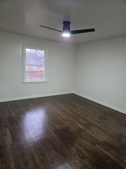 Building Photo - 1600 E 77th Terrace