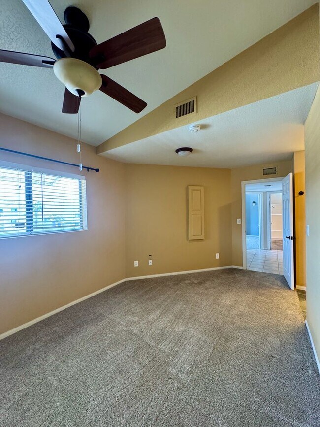 Building Photo - 3-Bedroom Condo with Spectacular Views in ...