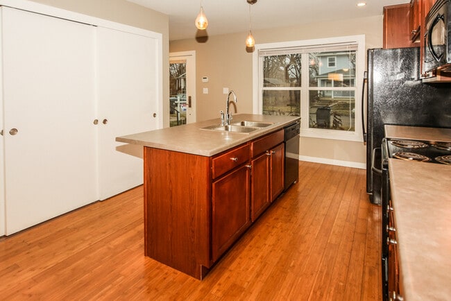 Building Photo - Beautiful Townhouse Close to Downtown Indy...