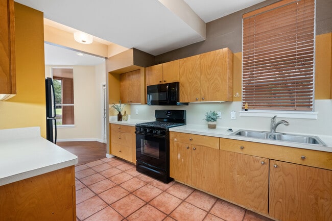 Building Photo - 112 Forest Hls