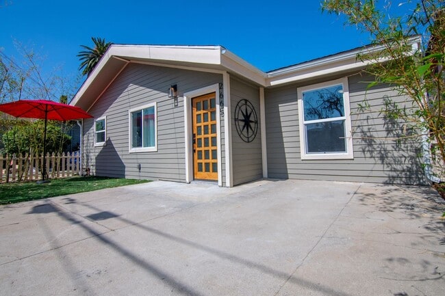 Primary Photo - BEUATIFUL BRIGHT 2 + 1 SINGLE FAMILY HOME