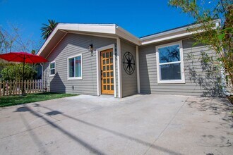 Building Photo - BEUATIFUL BRIGHT 2 + 1 SINGLE FAMILY HOME