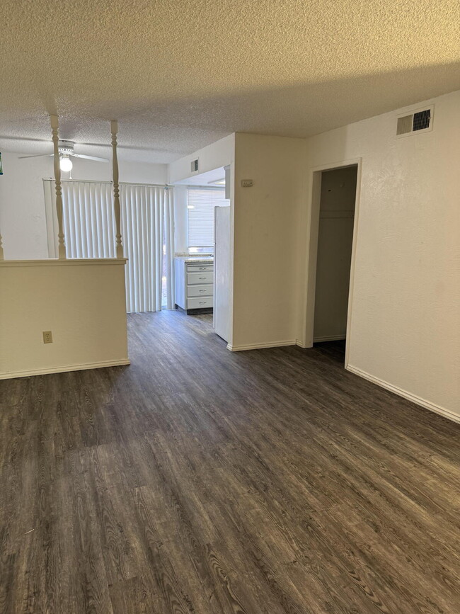 Building Photo - Updated 2 Bed, 2 Bath Unit with Appliances Included