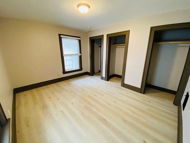 Building Photo - 420 N Dubuque St