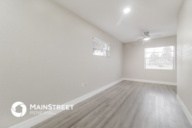 Building Photo - 6808 Ravenna Ave