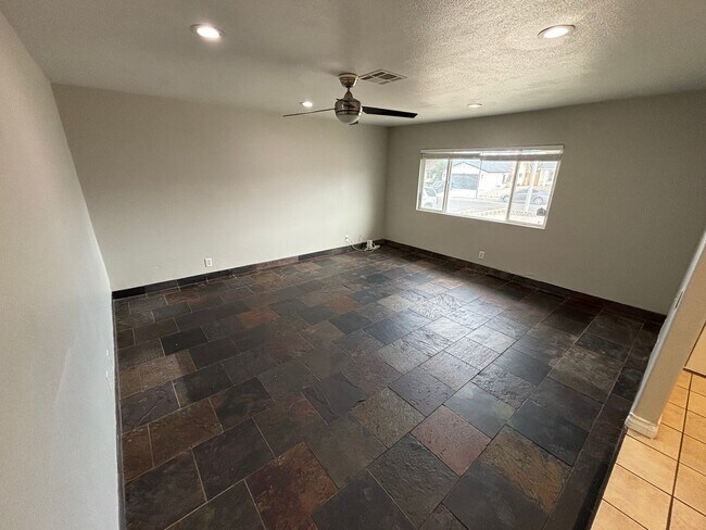 Building Photo - Beautiful 3Bed/2Bath Home located in South...