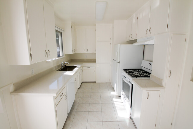 Building Photo - 11033 Fruitland Dr