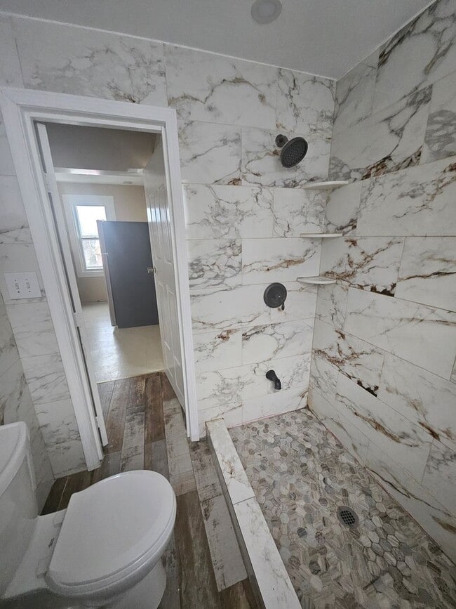 Building Photo - Upper 3 bedroom unit west side