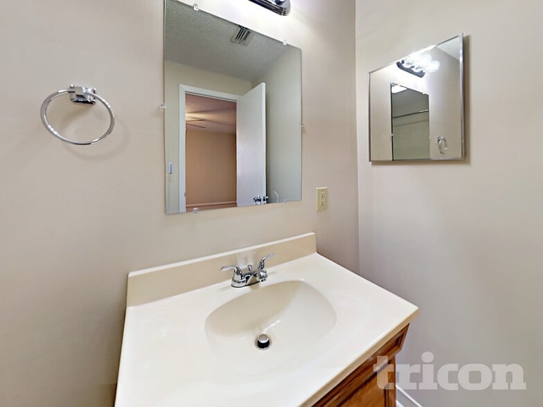 Building Photo - 1227 Cimmaron Dr