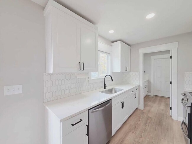 Building Photo - 20/22 Poplar Ave.