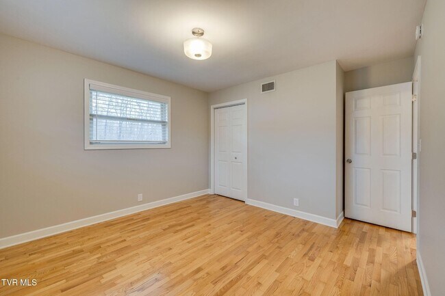 Building Photo - 336 W Ln St