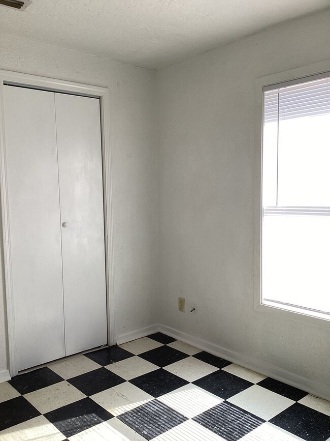 Building Photo - Spacious Vintage 3 Bed 1 Bath!