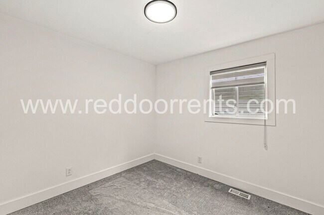 Building Photo - Stylish 3-Bed, 2-Bath Home Minutes from Do...