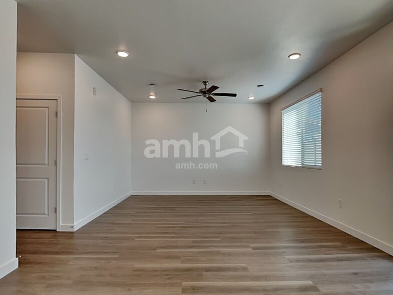 Building Photo - 9721 W Tamarisk Ave
