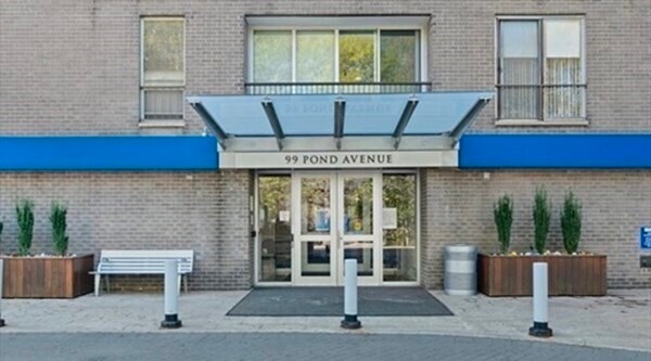 Building Photo - 99 Pond Ave