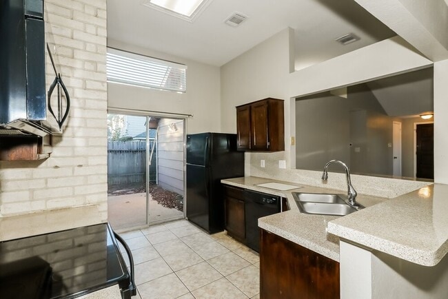 Building Photo - 19523 Lake Hollow Ln