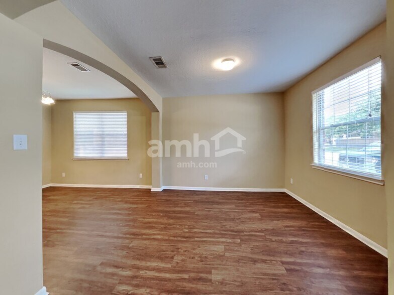 Building Photo - 912 Summer Wood Blvd