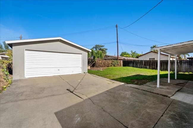 Building Photo - Single Story 4 Bedroom Home with Yard and Detached Garage in Montclair