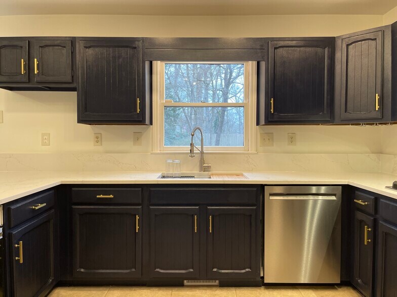 Large single bowl kitchen sink and dishwasher with 3rd rack - 3 Tyrol Ct