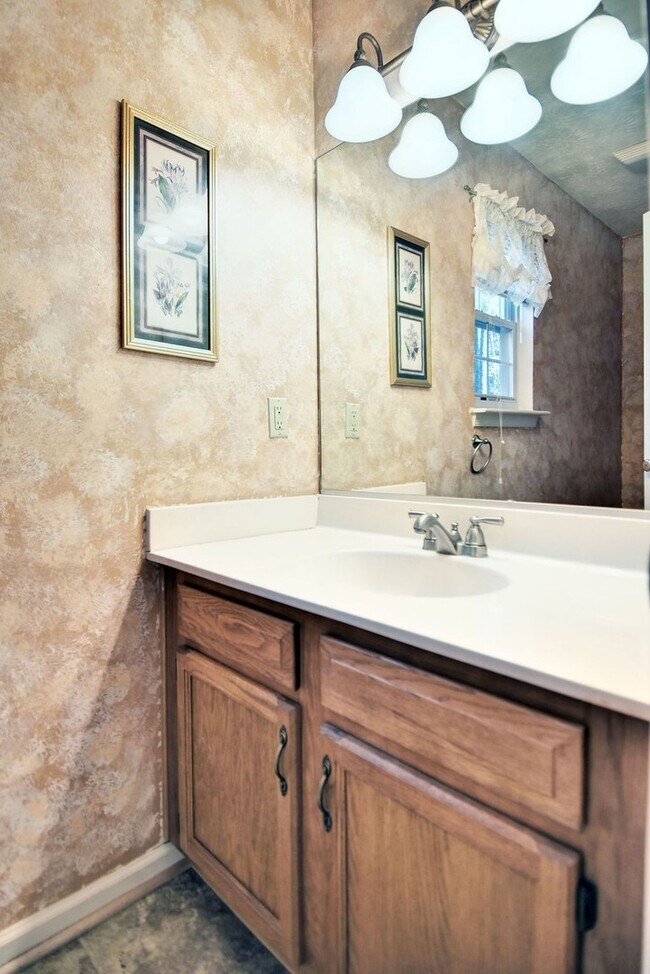 Building Photo - Updated Poquoson Home on Large Lot