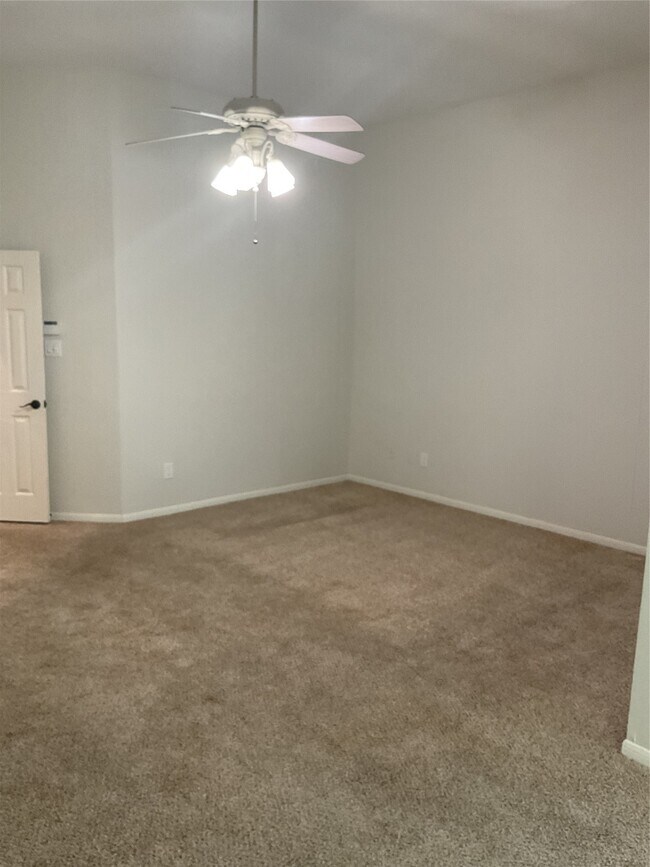 Building Photo - 12110 Shadowpoint Dr