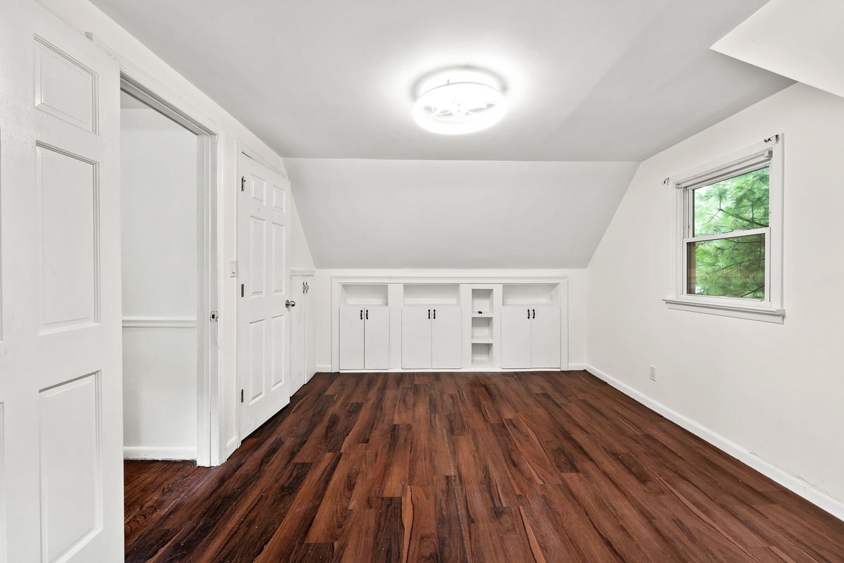 Building Photo - 53 Oneida Ave