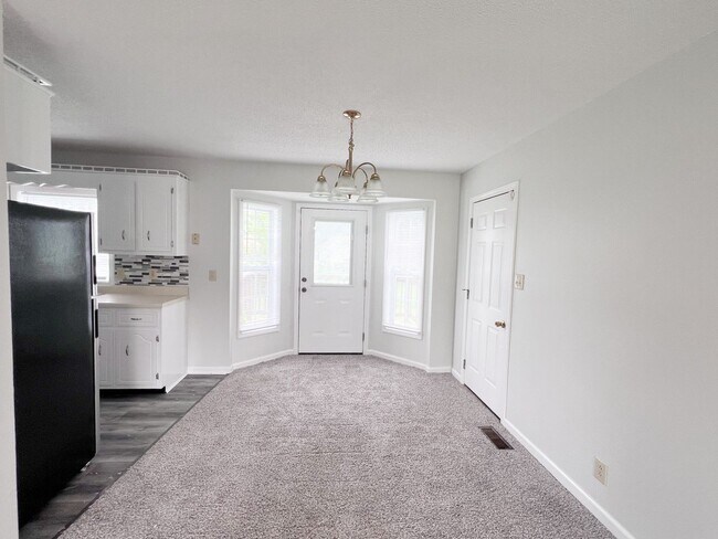 Building Photo - 3 Bedroom 2 Bathroom Home located on a cor...