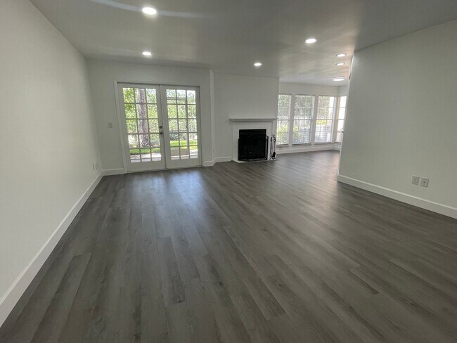 Building Photo - Renovated 2 Bedroom, 2 Bath First Floor in...