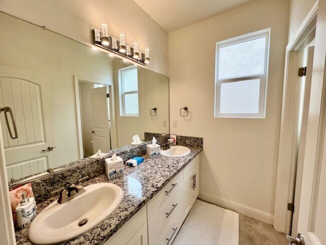 Building Photo - Beautiful 4 Bedroom Home in Clovis!