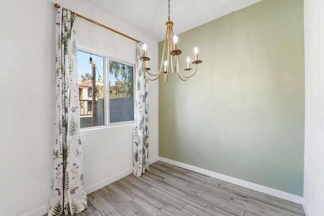 Building Photo - Stylish 2-bedroom, 2.5 bathroom townhouse in a desirable Phoenix location!