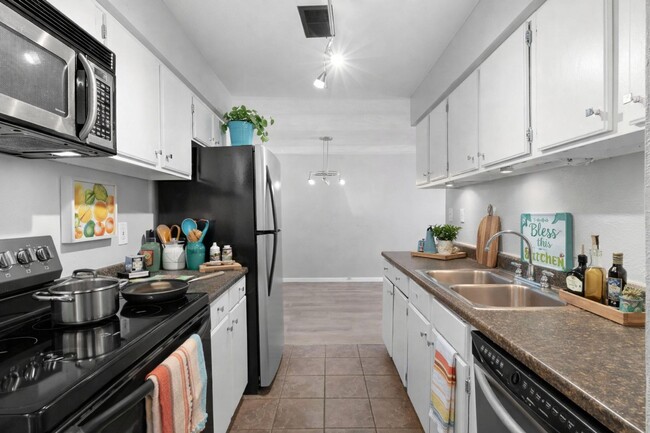 Building Photo - 2BR SFR • Stainless Appliances • Resort Amenities in Denver