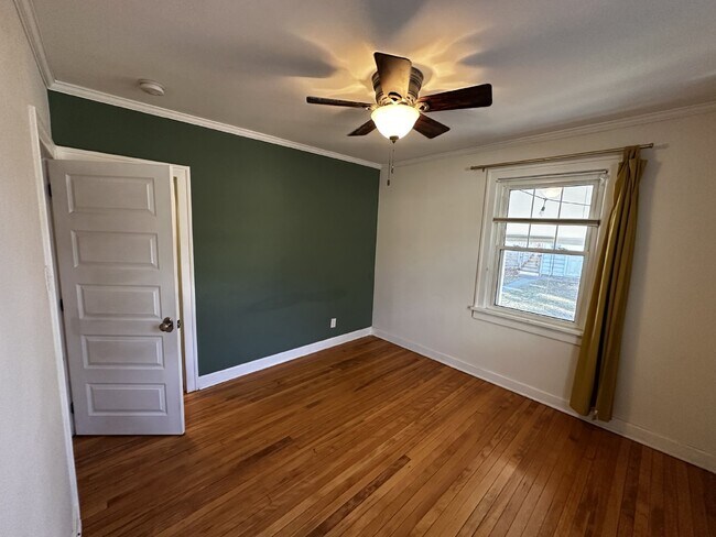 Building Photo - AVAILABLE NOW! "Charming 3-Bedroom Oasis with 2 Full Baths in the Sunset Neighborhood!"