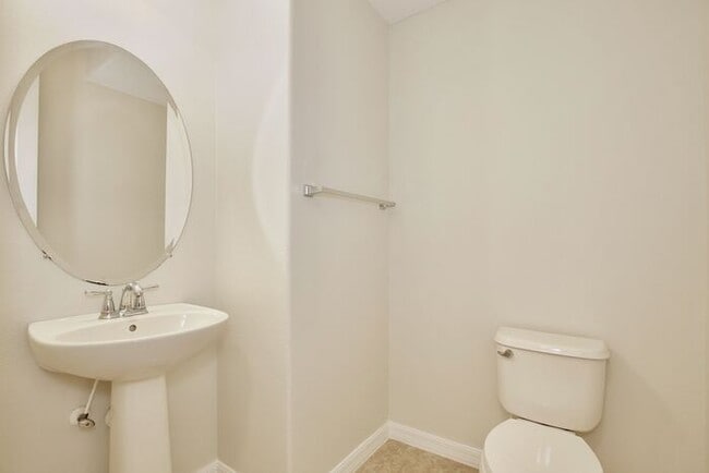 Building Photo - Stylish 3/2.5 Townhome with Open Floor Pla...