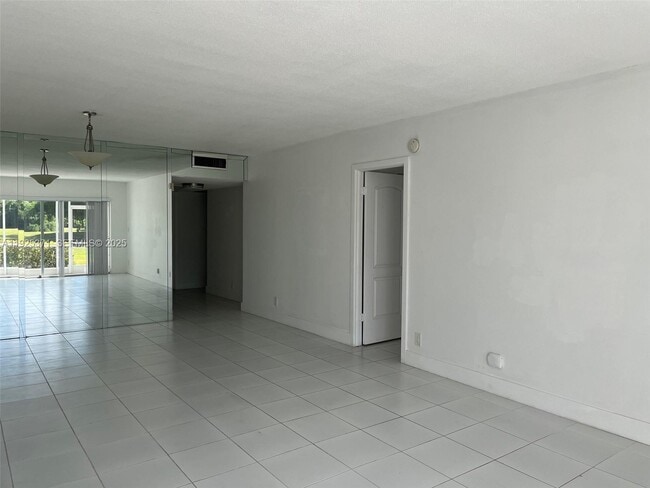 Building Photo - 3100 N Palm Aire Dr