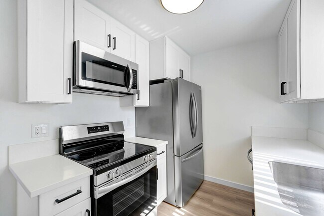 Building Photo - 930 N Martel
