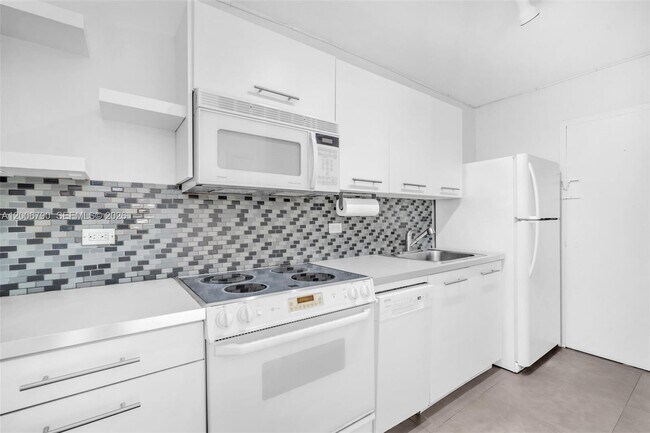 Building Photo - 5313 Collins Ave