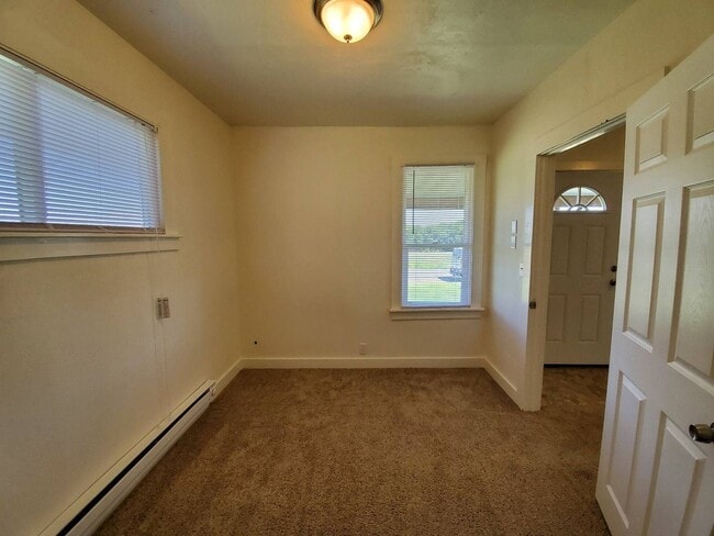 Building Photo - 3 Bedroom Home