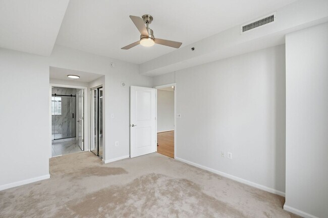 Building Photo - Bright & Renovated Condo with Pool, Gym & Parking!