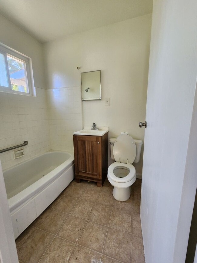 Building Photo - Newly remodeled 3-bedroom in the Avenues