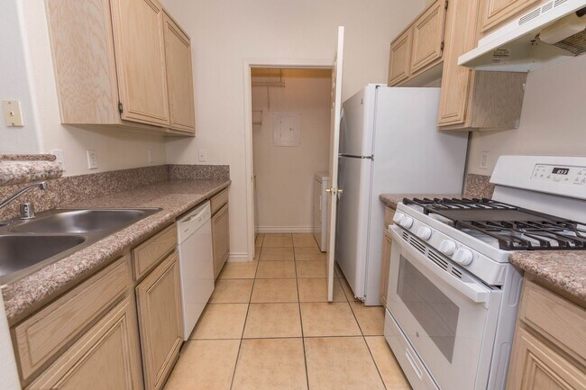 Building Photo - Beautiful 2-Bedroom, 2-Bath Condo in Gated...