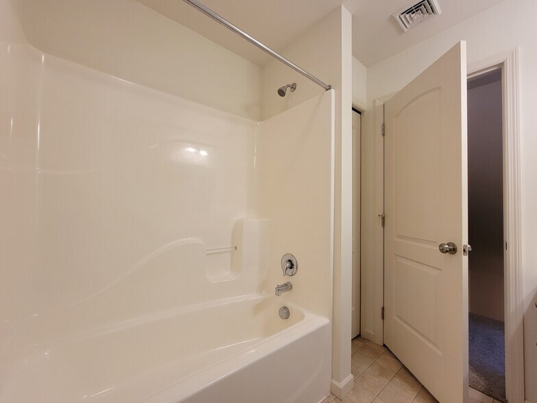 Building Photo - 647 Winding Ln