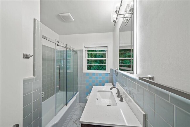 Building Photo - 2038 S Akin Dr