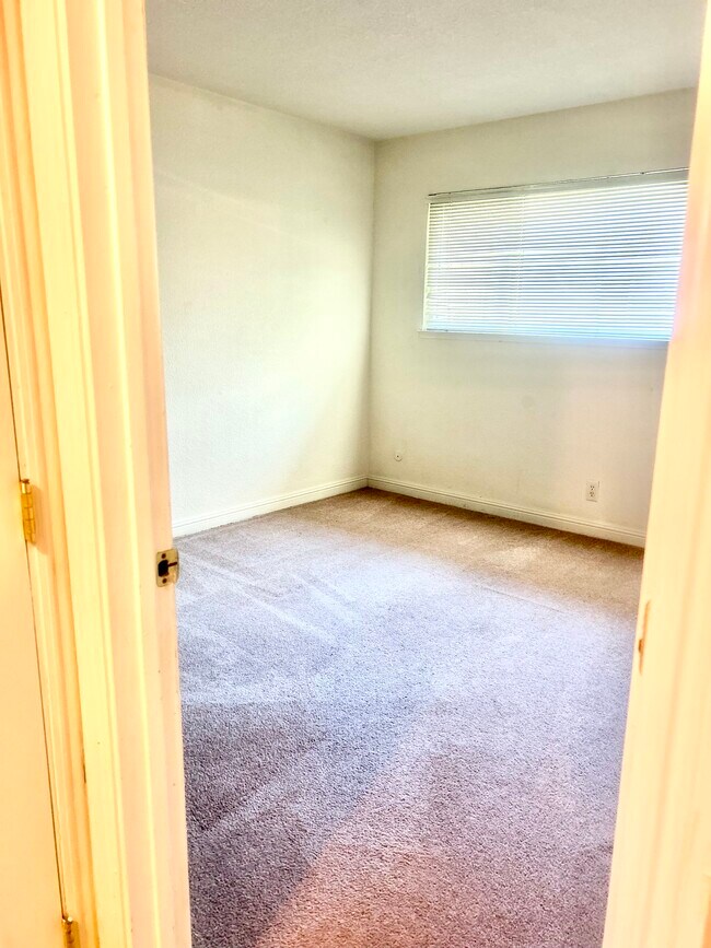 Building Photo - 2025 Benita Dr