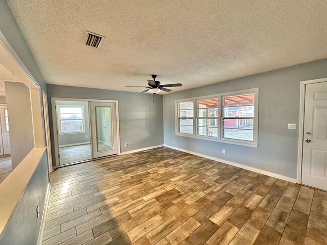 Building Photo - Charming 3-Bedroom Home in FWB!