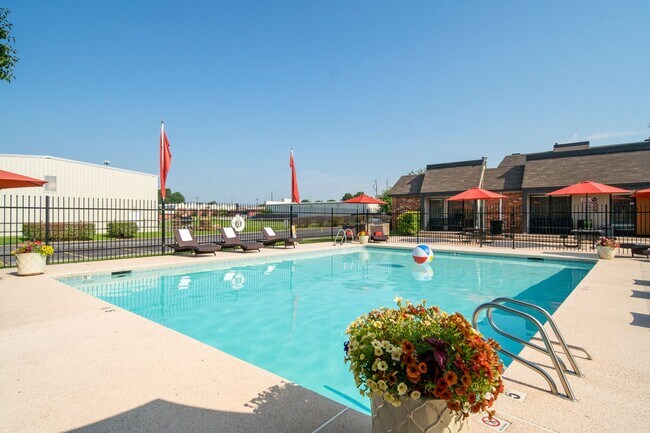 Building Photo - 2 bedroom / 1 bath. Limited-Time Offer: $600 Rent Credit (Applied Over First 3 Months)