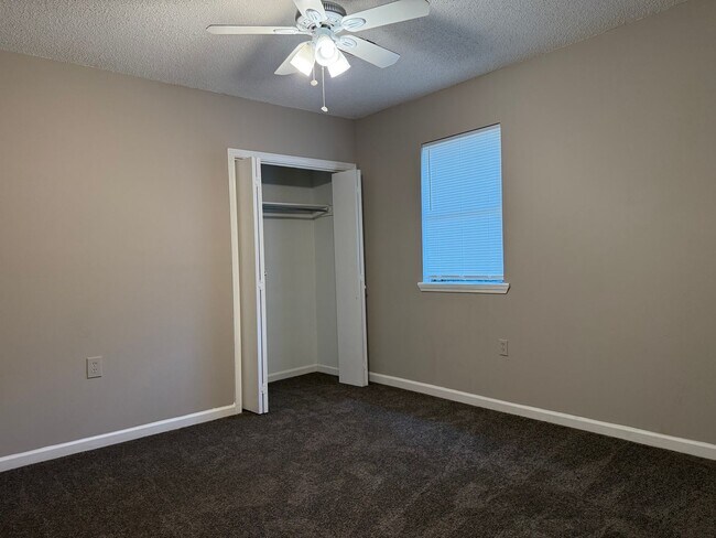Building Photo - 3221 Longcoy St