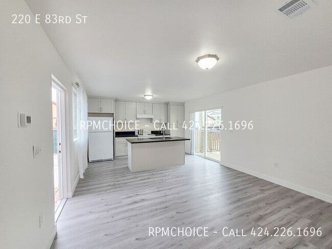 Building Photo - 220 E 83rd St