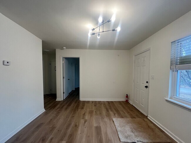 Building Photo - Newly renovated!