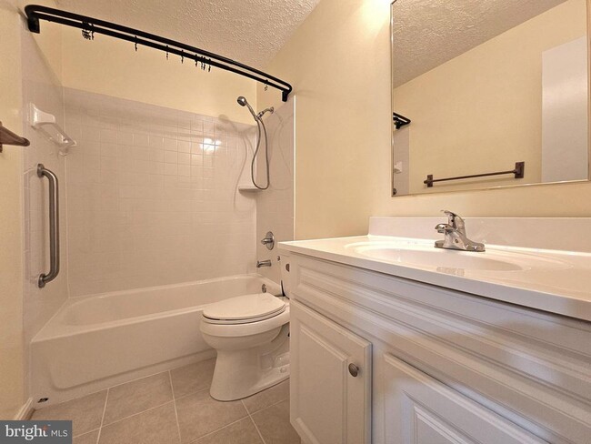 Building Photo - 8561 Southlawn Ct